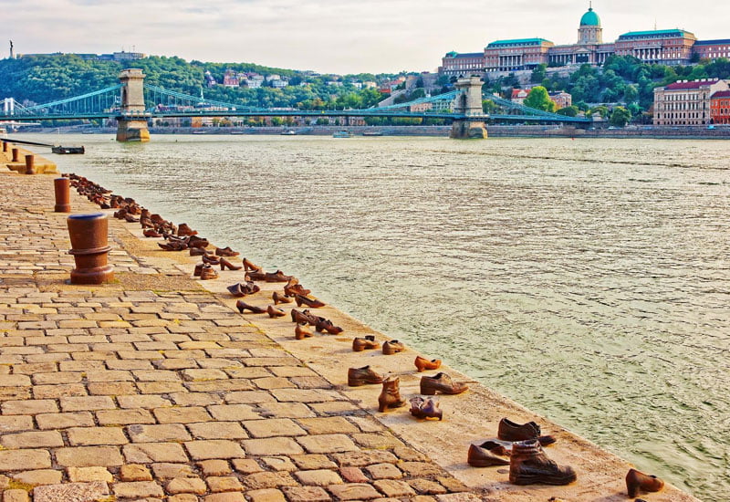 Los zapatos a la orilla del Danubio