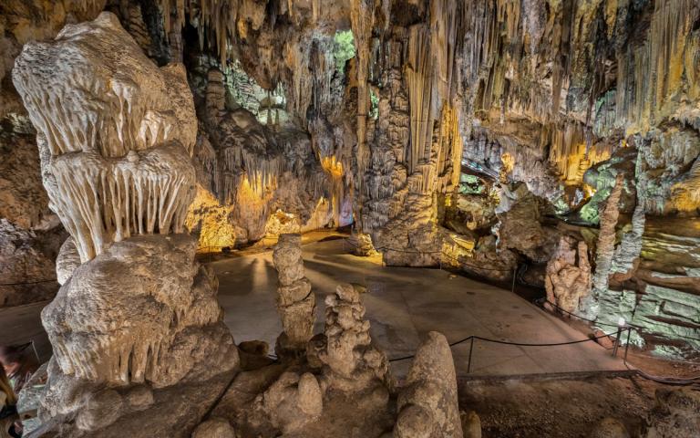 Cuánto tiempo se tarda en visitar las Cuevas de Nerja