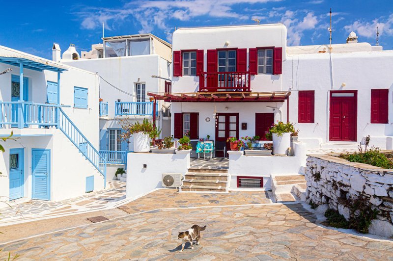 donde es mas barato viajar Mykonos o Santorini